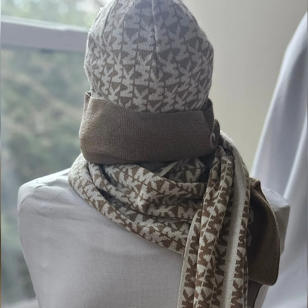 Brand New Michael Kors Monogram Ivory & Beige Lightweight Hat & Scarf Set